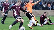 Fotbalisté Mojžíře (v oranžovočerném) doma porazili v ostře sledovaném derby před 450 diváky Neštěmice 1:0. Foto: Deník/Rudolf Hoffmann