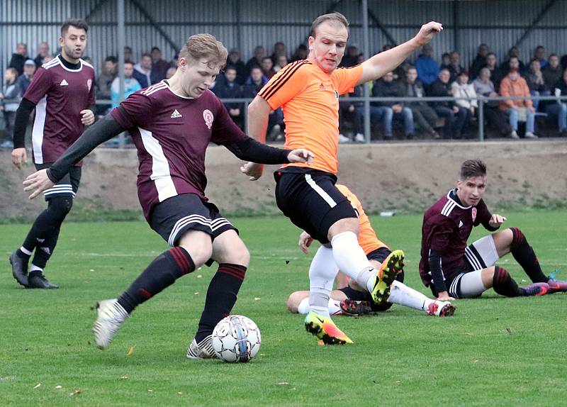 Fotbalisté Mojžíře (v oranžovočerném) doma porazili v ostře sledovaném derby před 450 diváky Neštěmice 1:0. Foto: Deník/Rudolf Hoffmann