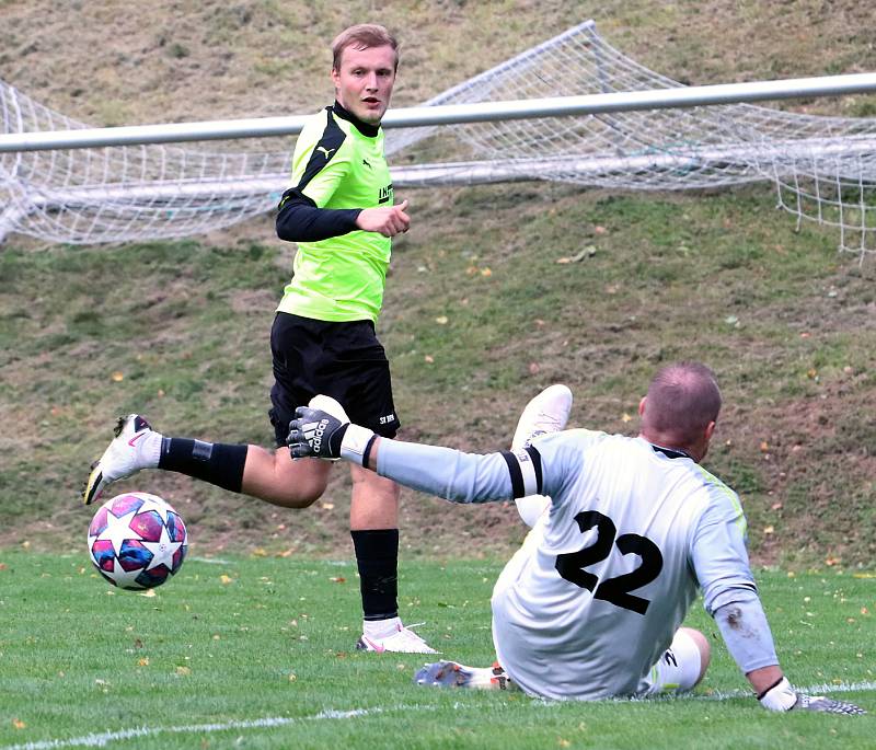 Krajský přebor 7. kolo:  Fotbalisté Brné (zelenočerní) zdolali po tuhém boji Vilémov (modrobílí) těsným poměrem 2:1.