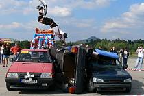 Profesionálové z HZS Libereckého kraje nejprve zbavili střechy automobil Škoda Forman, aby získali „polovinu“ auta pro pokusy členů SK Bounce Clan. Jak salto přes dvě a půl auta vypadá, dokumentuje snímek.