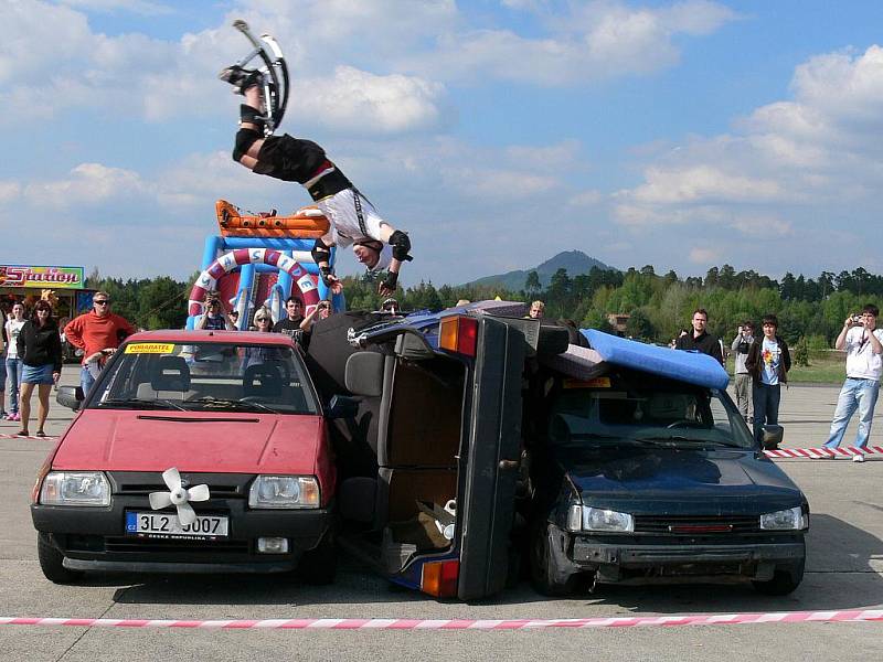 Profesionálové z HZS Libereckého kraje nejprve zbavili střechy automobil Škoda Forman, aby získali „polovinu“ auta pro pokusy členů SK Bounce Clan. Jak salto přes dvě a půl auta vypadá, dokumentuje snímek.