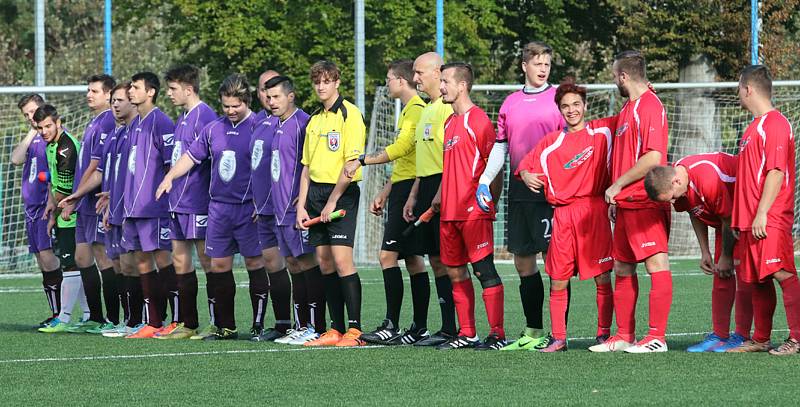 Fotbalisté Telnice (ve fialovém) zvítězili na hřišti Skorotic 3:0.