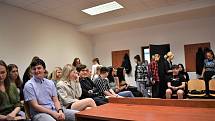 Na líčení se přišli podívat studenti ústeckého gymnázia Stavbařů.