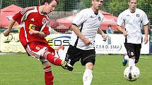 Fotbalisté Neštěmic (červení) doma remizovali v derby s Mojžířem 1:1.