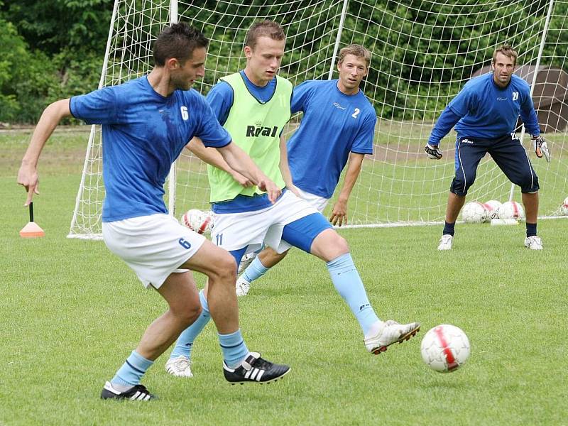 Fotbalisté Ústí zahájili v úterý letní přípravu na prvoligovou sezonu. Na prvním tréninku měl trenér Svatopluk Habanec k dispozici třináct hráčů, mezi nimiž byli i testovaní záložníci Michal Doležal a Vít Vrtělka.