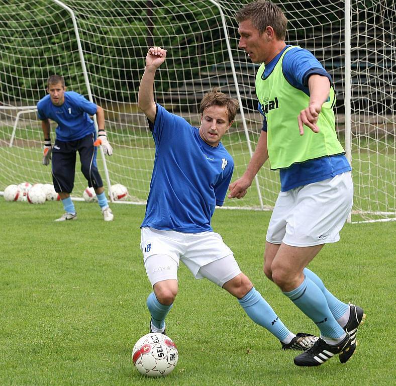 Fotbalisté Ústí zahájili v úterý letní přípravu na prvoligovou sezonu. Na prvním tréninku měl trenér Svatopluk Habanec k dispozici třináct hráčů, mezi nimiž byli i testovaní záložníci Michal Doležal a Vít Vrtělka.