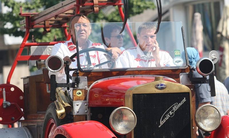 Veterány svezli majitelé v sobotu na ústecké Mírové náměstí. Naleštěné krasavce z tradiční Veteran rally Ústí nad Labem, která je součástí série závodů Czech Hero Ride, si nenechala ujít řada Ústečanů.