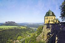 PEVNOST KÖNIGSTEIN trůní na vrcholku stejnojmenné stolové hory 247 metrů nad hladinou Labe v malebném Saském Švýcarsku nedaleko od hranic s Českem.