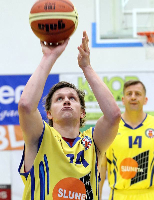 Basketbalovou bitvu ve čtvrtfinále Severočeské ligy mezi domácí Slunetou Ústí B (žlutí) a Baníkem Most (zelení) lépe zvládli mostečtí a zvítězili 58:62.