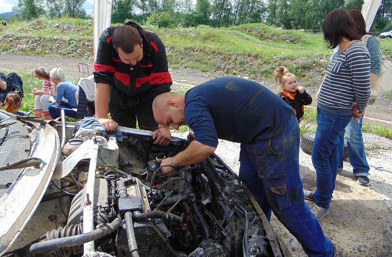 Čtvrým dílem pokračoval v sobotu sedmidílný autocrossový seriál Autopoint Cup na dráze v Chabařovicích.