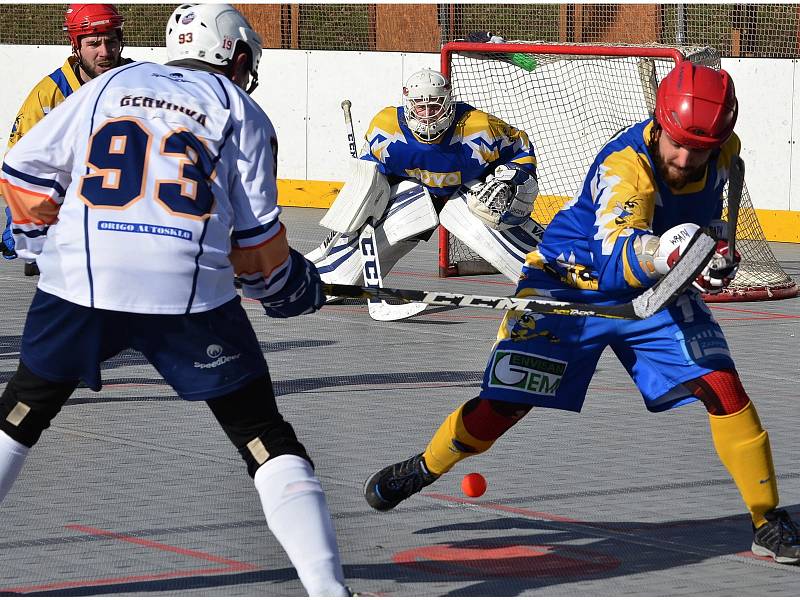 Hokejbalisté ústecké Elby (v bílém) porazili v domácím utkání extraligy KOVO Praha 3:0.  Foto: Miroslav Vlach