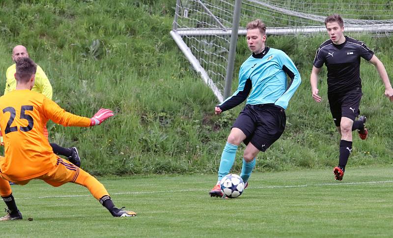 Fotbalisté Brné (černí) hráli s Horním Jiřetínem / Litvínovem (modročerní) v základní době nerozhodně 2:2, na penalty byli lepší hosté. KP Ústeckého kraje 24. kolo.