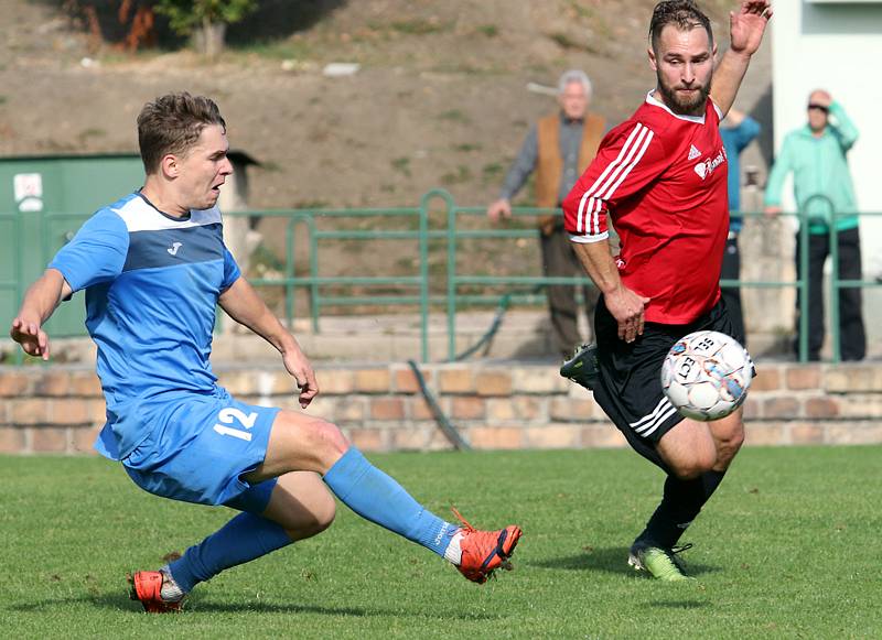 Fotbalisté Neštěmic (v červenočerném) doma porazili v 9. kole krajského přeboru Křešice 4:1. Foto: Deník/Rudolf Hoffmann