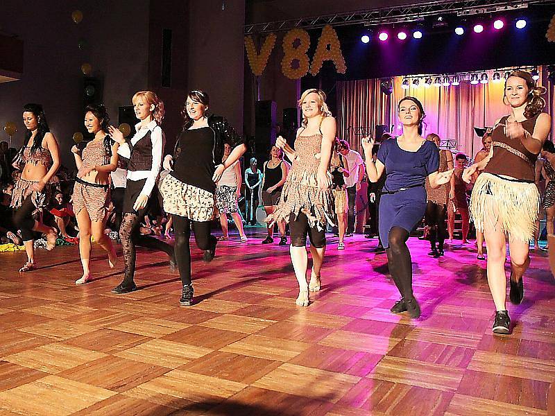 V pátek 14. ledna měly maturitní ples v ústeckém domě kultury třídy Gymnázia Jateční! 