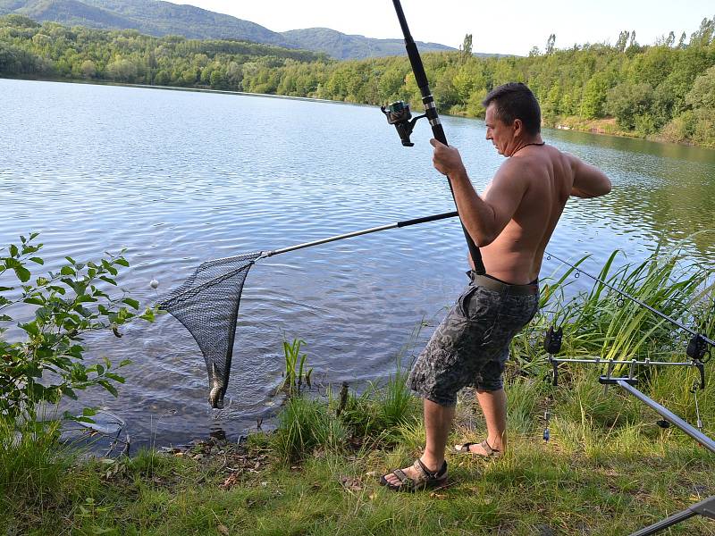 Rybář Milan Kureš a Chlumecký rybník.