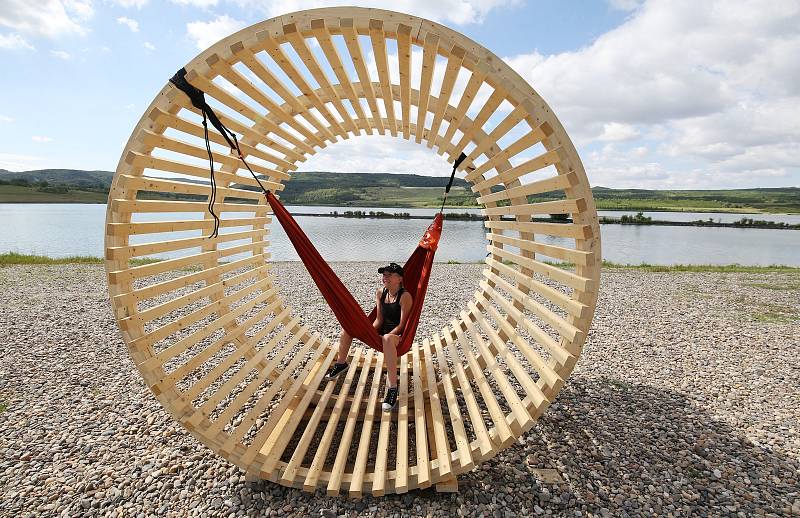 Studenti ČVUT vyrábějí u Jezera Milada dřevěné doplňky. Například stínidlo ve tvaru kruhu, lehátka a hrací prvky.