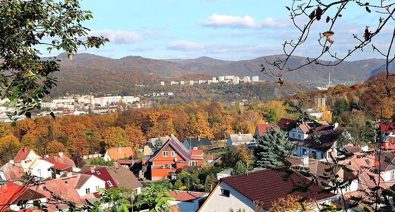 Vyhlídka Vlastimila Cajthamla je novým výletním cílem na území města Ústí nad Labem. Pohled přes horní Střekov na Krásné Březno..