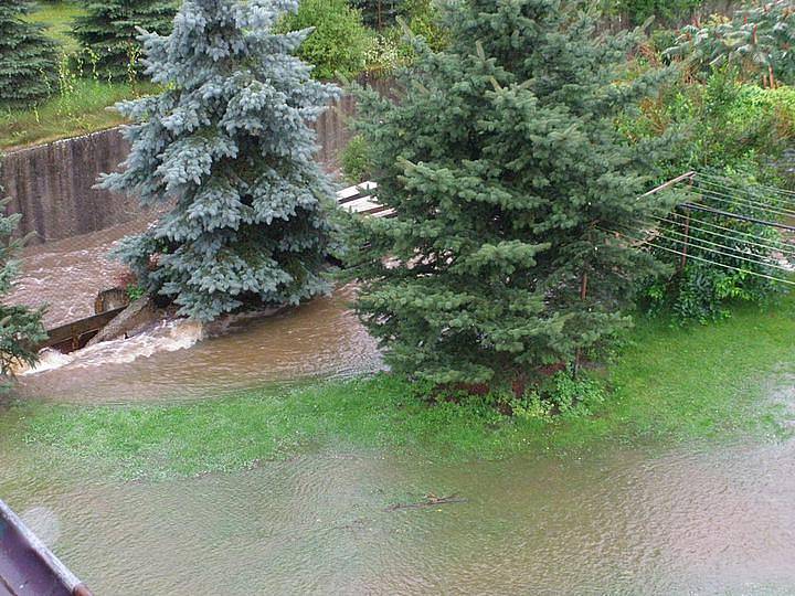 Situace na Libouchecku. Lidem se pomalu zatopují zahrady a sklepy. V pozadí vidíte zvýšenou hladinu Jílovského potoka, který ke 13.00 hodině dosahuje 75 centimentů.