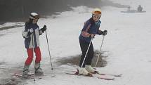 Ačkoli na Telnici prší a prudce taje sníh, studenti ústecké obchodní akademie se na posledních zbytcích sněhu v úterý učili ovládat lyže a snowboardy.