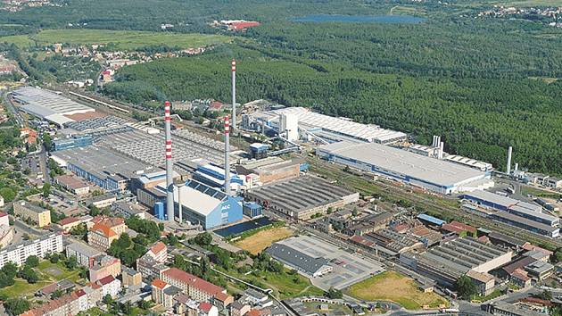Letecký pohled na továrnu společnosti AGC Flat Glass Czech v Teplicích.
