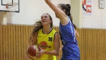 Sluneta Ústí - Basket Poděbrady, basketbal ženy, Český pohár 2. kolo. Melánie Štréblová najíždí do koše soupeřek