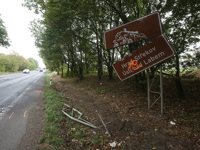 Místo mezi Ústím nad Labem a Chlumcem připomíná středeční tragickou dopravní nehodu.