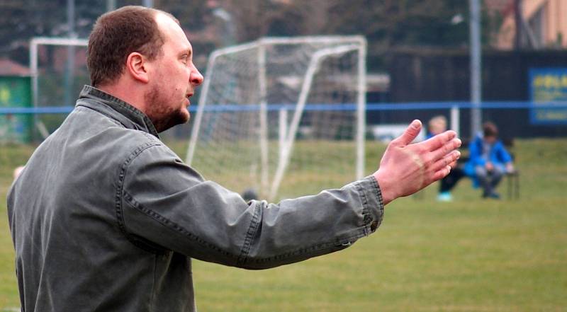 Fotbalisté Chabařovic (pruhovaní) nezvládli úvodní jarní kolo v Okresním přeboru. Favorizovaný tým prohrál na domácí půdě s Malečovem 0:2.   