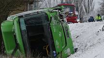 Dopravní nehoda autobusu a dvou osobních aut si vyžádala jeden lidský život a 15 zraněných.