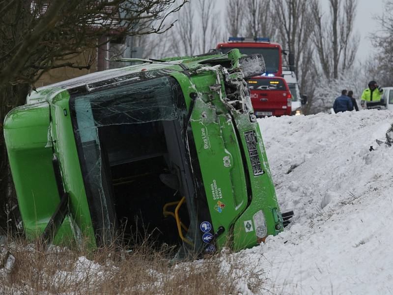 Dopravní nehoda autobusu a dvou osobních aut si vyžádala jeden lidský život a 15 zraněných.