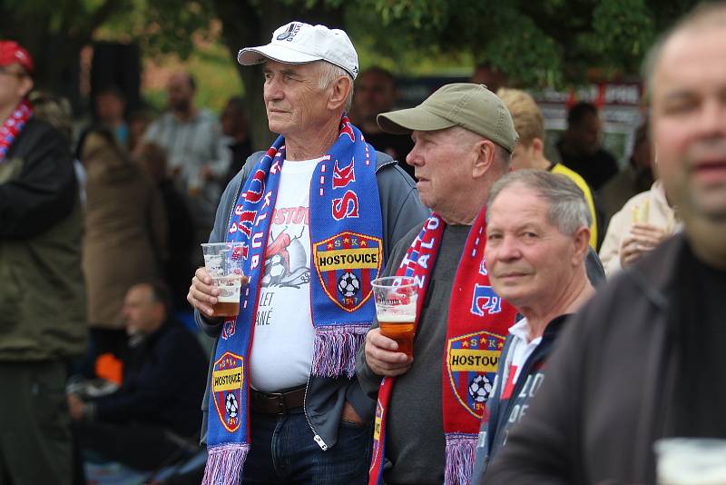 V televizním utkání porazily Hostovice před parádní návštěvou hosty z Chabařovic (červené dresy) 6:1.