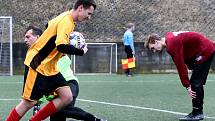 Memoriál Jaroslava Zabloudila v Neštěmicích, utkání FK Malšovice (červení) - FK Neštěmice B (žlutí) skončilo remízou 4:4.