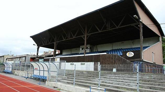 Nynější zastaralá tribuna Městského stadionu.