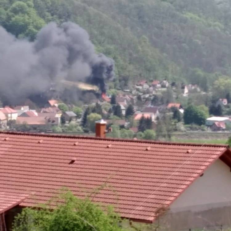 Výbuch a následný požár v Malém Březně vyfotografoval ze sousedních Povrlů Pavel Miškolci