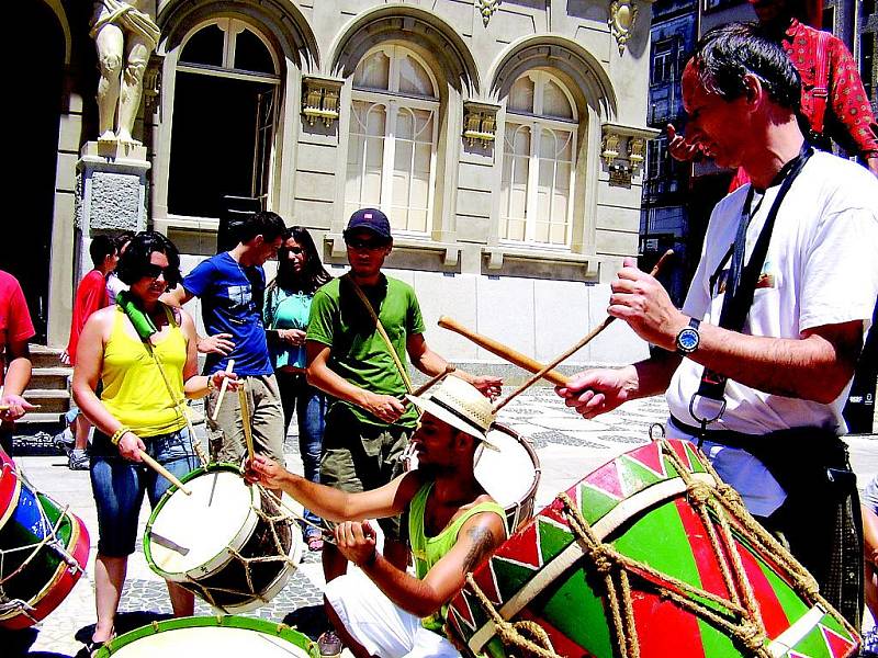 Petr Polakovič se učí bubnovat na náměstí generála Marquese v Curitibě, hlavním městě státu Paraná. „V tu chvíli zbývalo do mého odletu z milované Brazílie domů tři hodiny. Bubnuju si na odjezd a těžké loučení s milovanou Brazílií.“