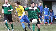 Fotbalisté Vaňova (ve žlutomodrém) zvítězili i v Sebuzíně 4:1 a drží pozici lídra. Foto: Deník/Rudolf Hoffmann