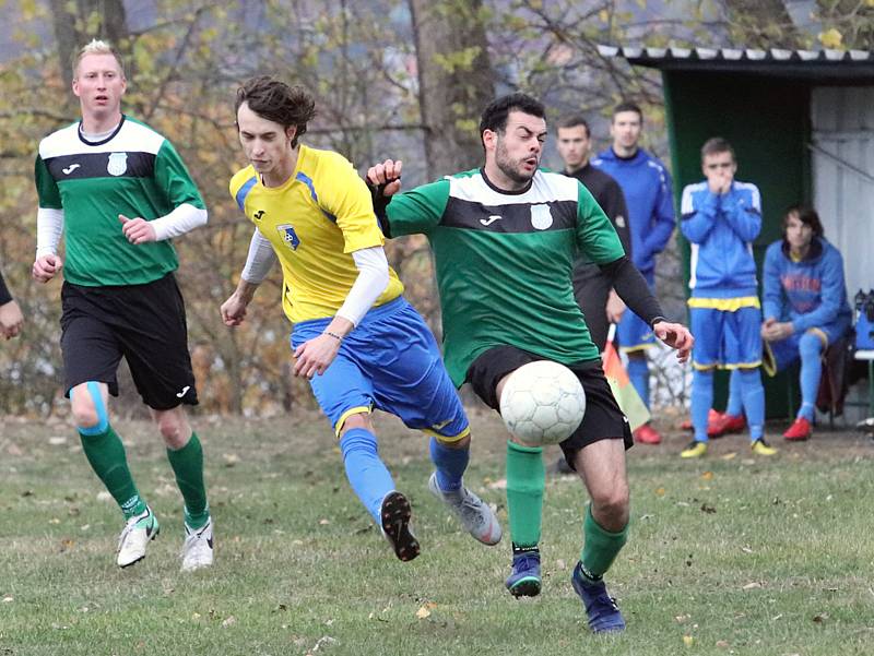 Fotbalisté Vaňova (ve žlutomodrém) zvítězili i v Sebuzíně 4:1 a drží pozici lídra. Foto: Deník/Rudolf Hoffmann