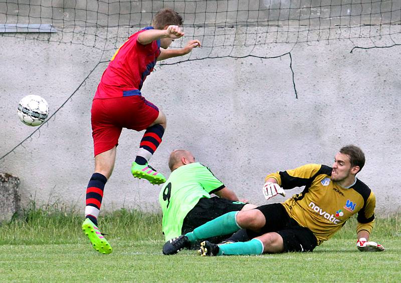 Fotbalisté Svádova (v zelenočerném) doma prohráli s Hostovicemi vysoko 1:6.