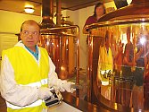 Rituál ozáření piva Kosmik provádí Čestmír Berčík z Úřadu pro jadernou bezpečnost.