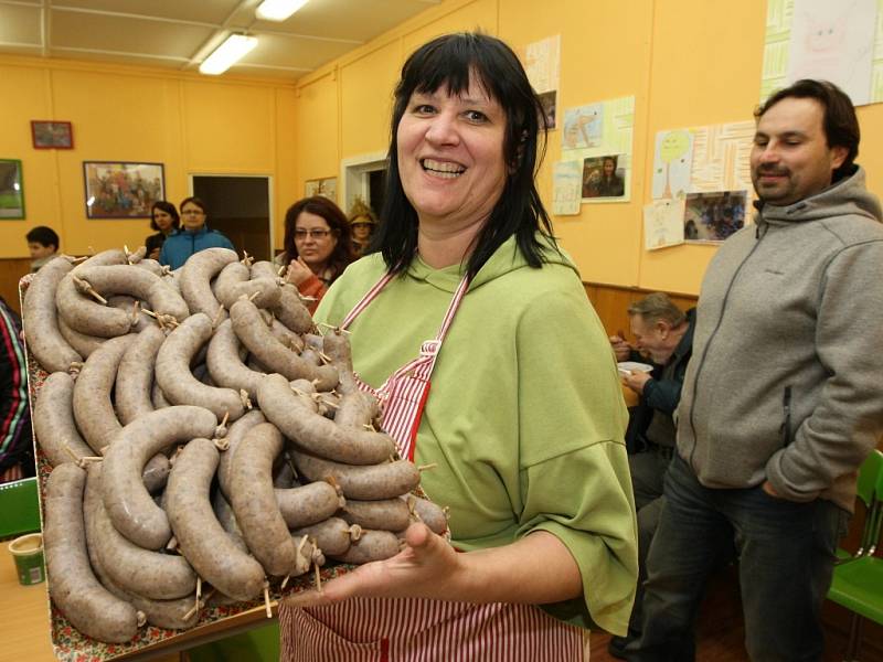 Masky čarodějnic, zvířátek, princezen, dechovka, vepřové hody, tanečky a hora koblih. To jsou radosti, které si užívala zhruba stovka rodičů se školáky ze Základní školy v Brné.