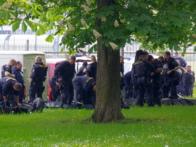 Desítky pořádkových policistů se sjeli na parkoviště k zimnímu stadionu.