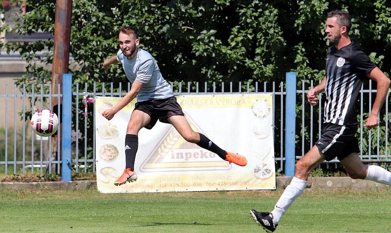 Finálové utkání Memoriálu Bohumila Vejrycha a Václava Lukáše mezi fotbalisty Mojžíře (černobílá trika) a béčka Neštěmic (šedá trika) skončilo remízou, na penalty zvítězil TJ Mojžíř