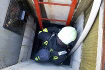 Profesionální hasiči z Teplárny Trmice během zásahu u fiktivního požáru v kabelovém koridoru rozvodny 110 kV.