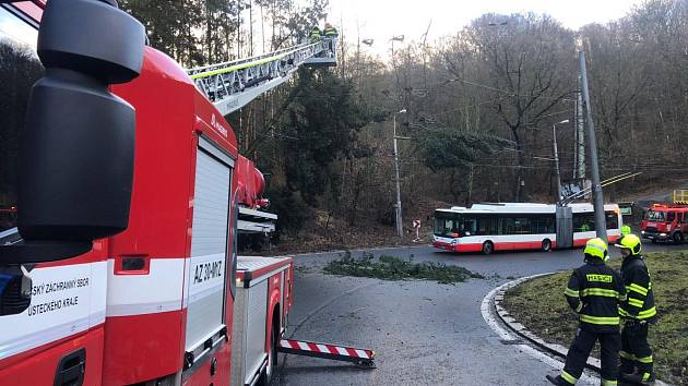 Následky prudkého větru v Ústí nad Labem. Čtvrtek 17. února