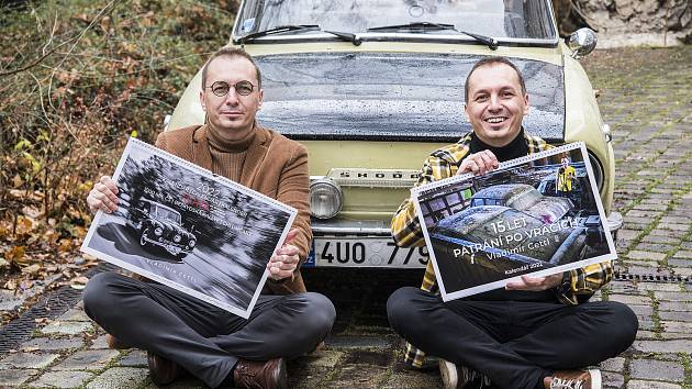 Ústecký fotograf Vladimír Cettl vydal pro rok 2022 dva nové kalendáře „Tatra na srazech“ (černobílé fotografie) a „15 let pátrání po vracích“. Jeho kalendáře jsou oblíbené po celém světě, podívejte se na snímky, které v kalendáři najdete. V rozhovoru se z