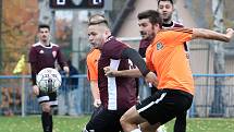 Fotbalisté Mojžíře (v oranžovočerném) doma porazili v ostře sledovaném derby před 450 diváky Neštěmice 1:0. Foto: Deník/Rudolf Hoffmann