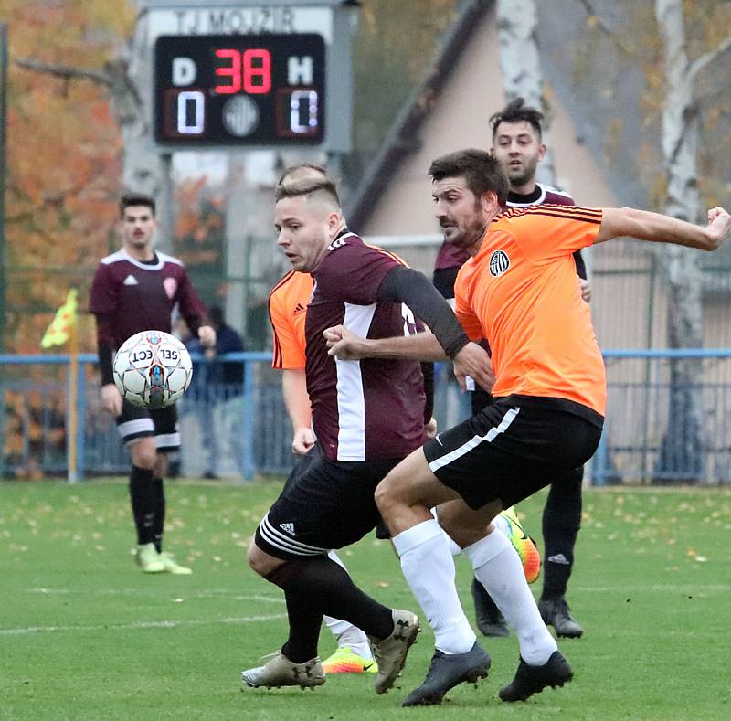 Fotbalisté Mojžíře (v oranžovočerném) doma porazili v ostře sledovaném derby před 450 diváky Neštěmice 1:0. Foto: Deník/Rudolf Hoffmann