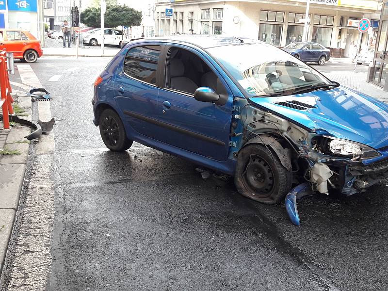 Auto narazilo do zábradlí přímo před redakcí Ústeckého deníku