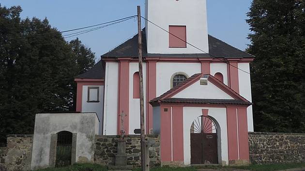 Pravoslavní věřící opravují kostel ve Všebořicích.