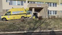 Převoz covid pozitivního dítěte z rodiny v nouzi z Ústí do děčínské nemocnice speciální sanitkou strážníků.