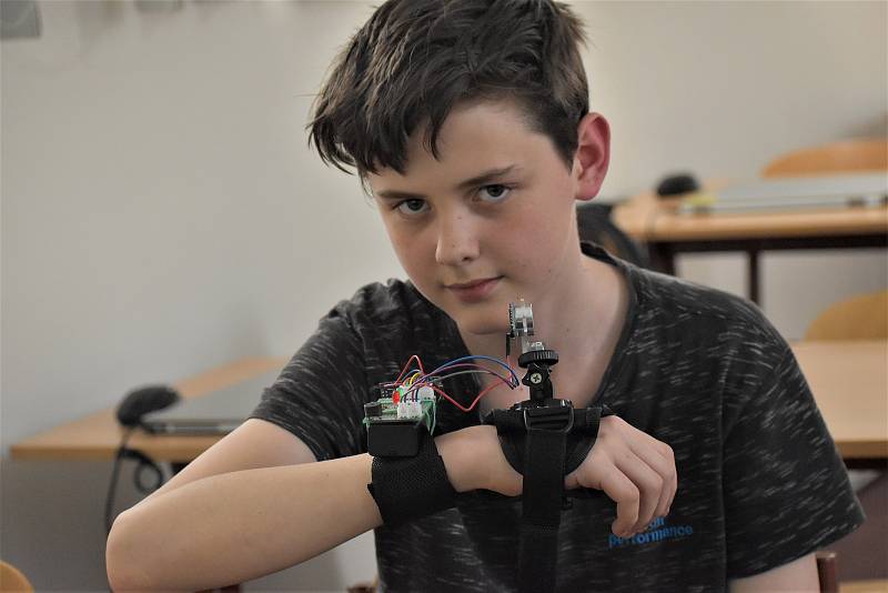 Člen ústeckého CoderDojo Dalibor Andree ukazuje prototyp rukavice pro nevidomé.
